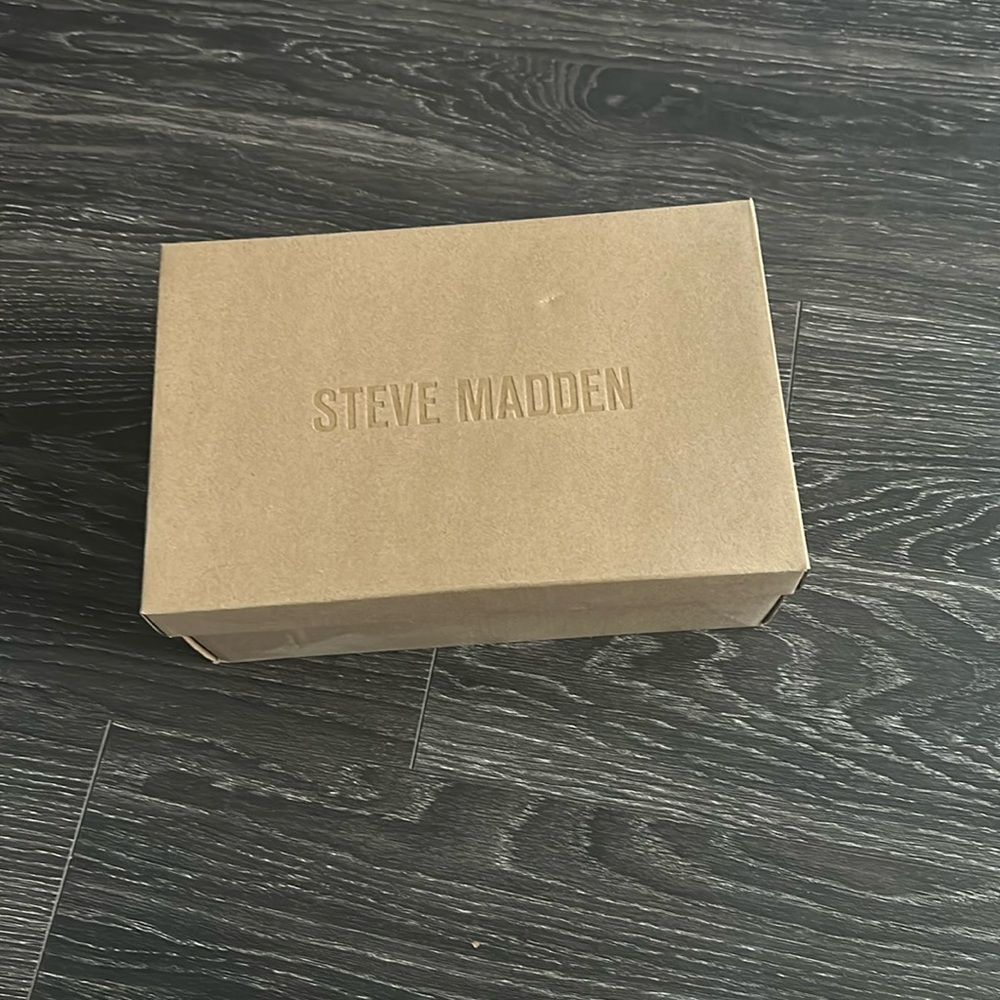 Gold Patent Steve Madden Shoes. Never Been Worn outside of try-on in the house.